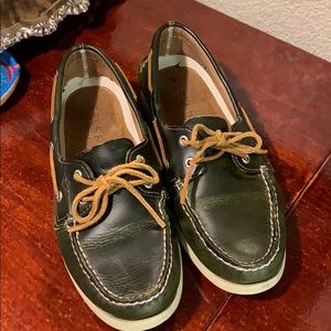 Men’s 9M distressed green Sperry topsiders.